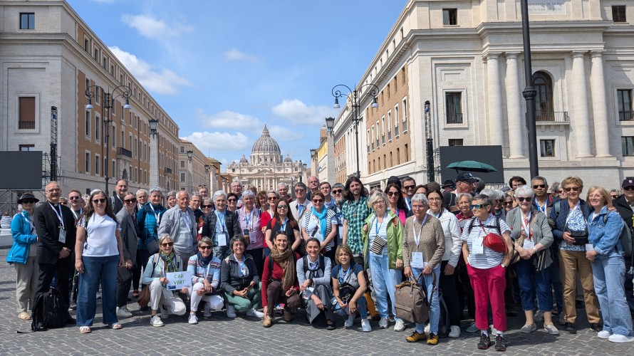 Un groupe de pèlerins savoyards devant le Vatican ©2025 RCF